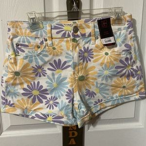 No Boundaries juniors high waist cuffed denim Tom girl jean shorts; size: 3